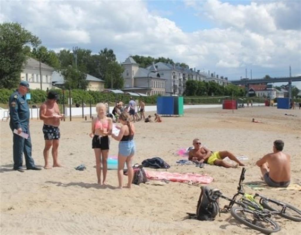 Инспекторы ГИМС напоминают отдыхающим на пляжах костромичам правила безопасности