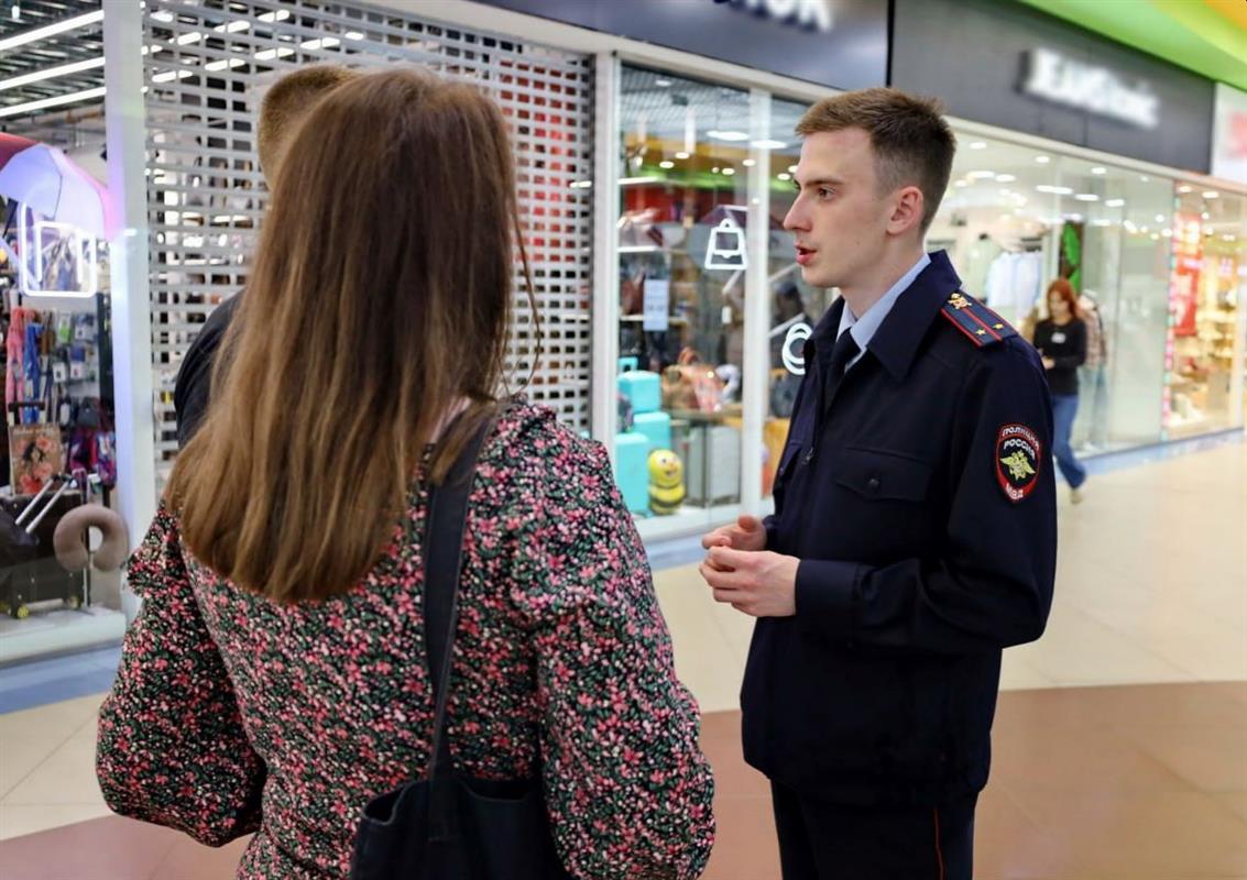 В костромских торговых центрах сегодня рассказывают о работе полицейских
