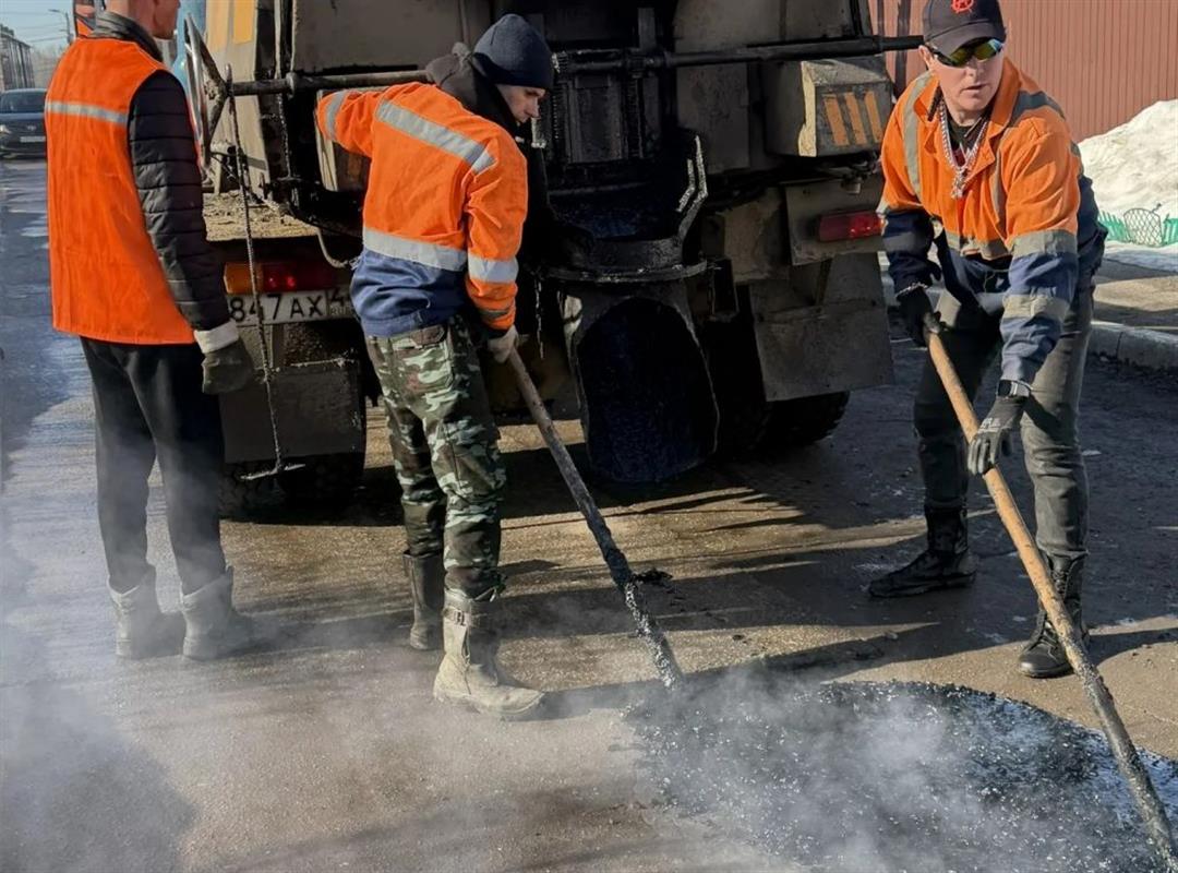 На костромских дорогах восстанавливают асфальтовое покрытие