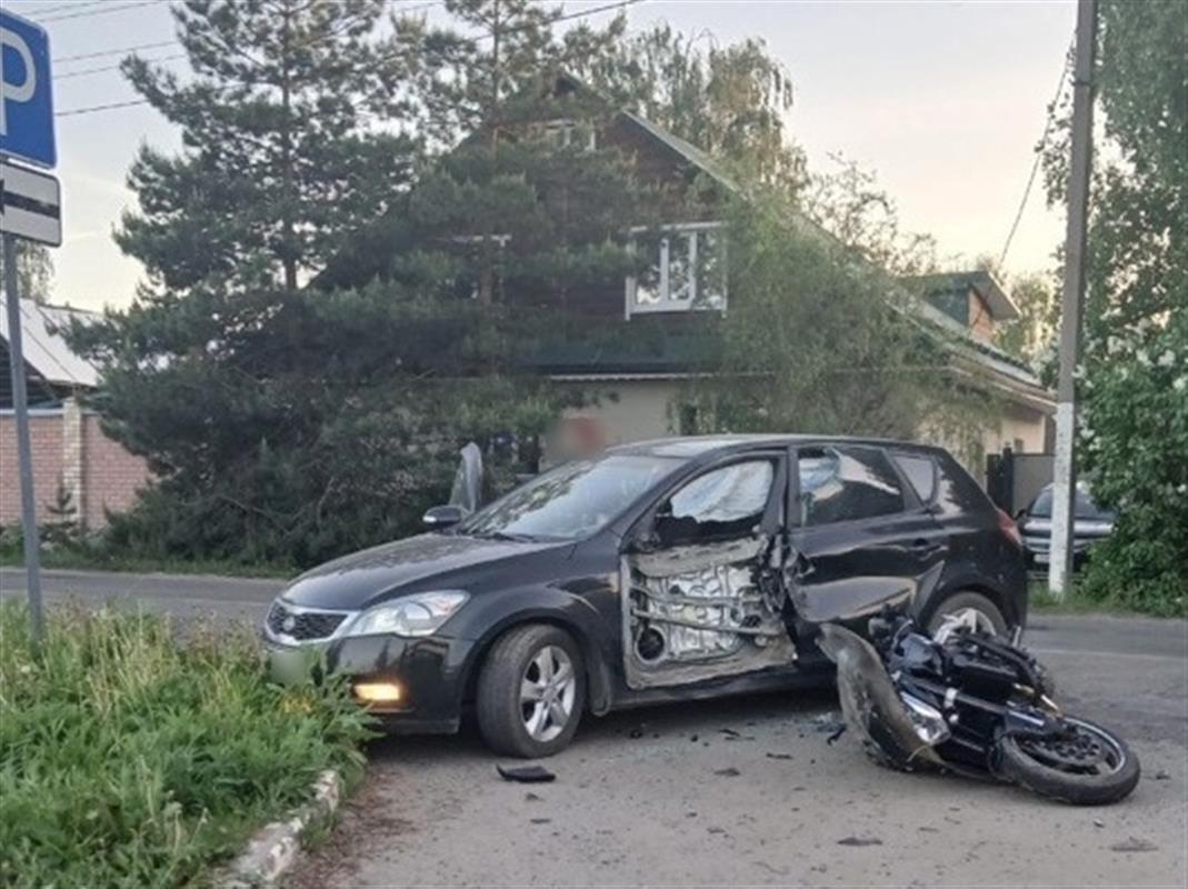 Водители пострадали при столкновении иномарки и мотоцикла в Костроме
