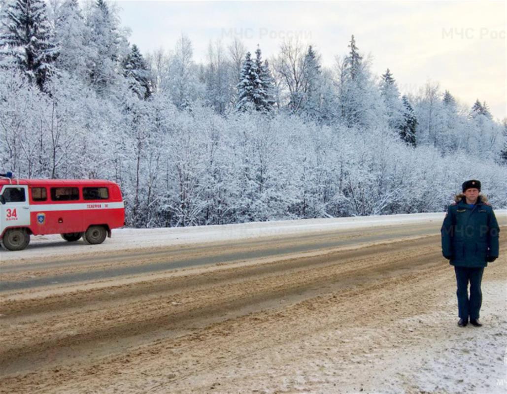 В морозы сотрудники МЧС проводят патрулирование костромских автодорог 