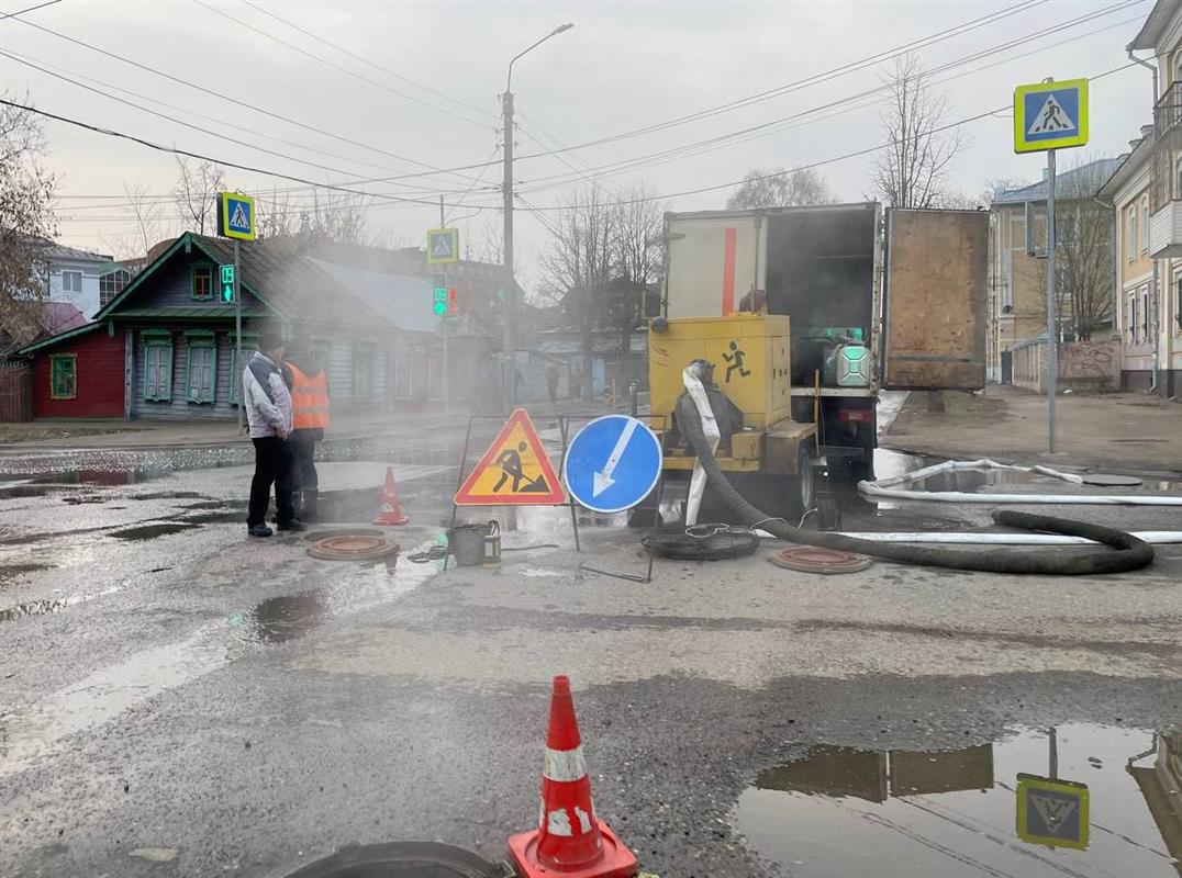 В Костроме устраняют повреждение трубопровода в районе улиц Ленина и  Пятницкой