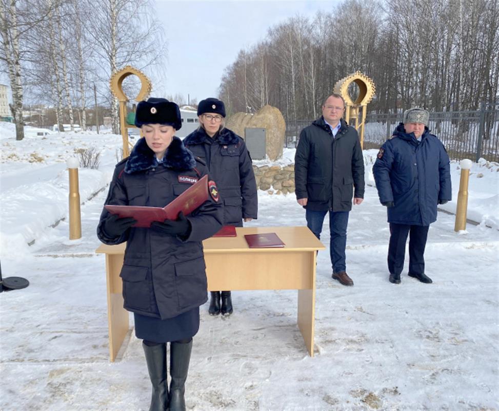 «Служить и защищать»: костромские полицейские принесли присягу
