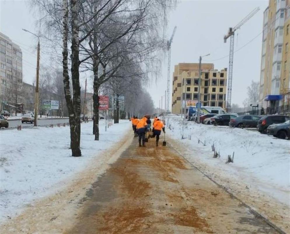 Скользкие костромские тротуары посыпают специальной смесью днем и ночью