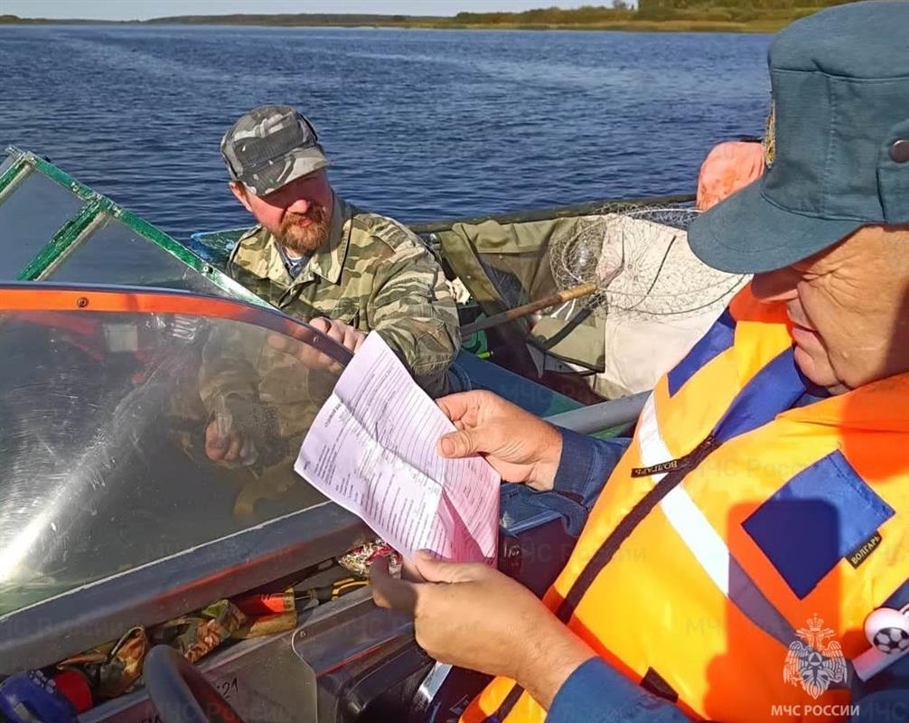 Инспекторы ГИМС напоминают костромским рыбакам правила безопасности на водоёмах осенью