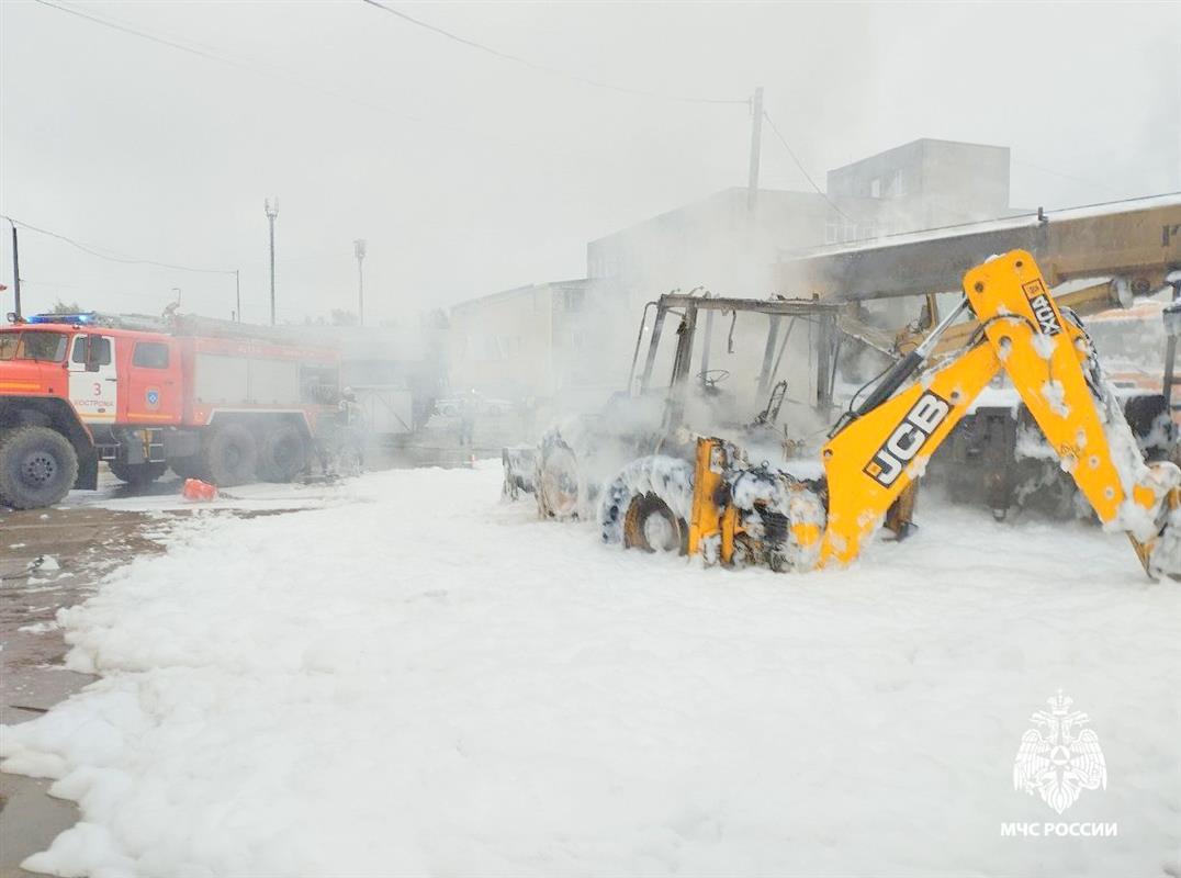 В Костроме рано утром загорелся экскаватор-погрузчик
