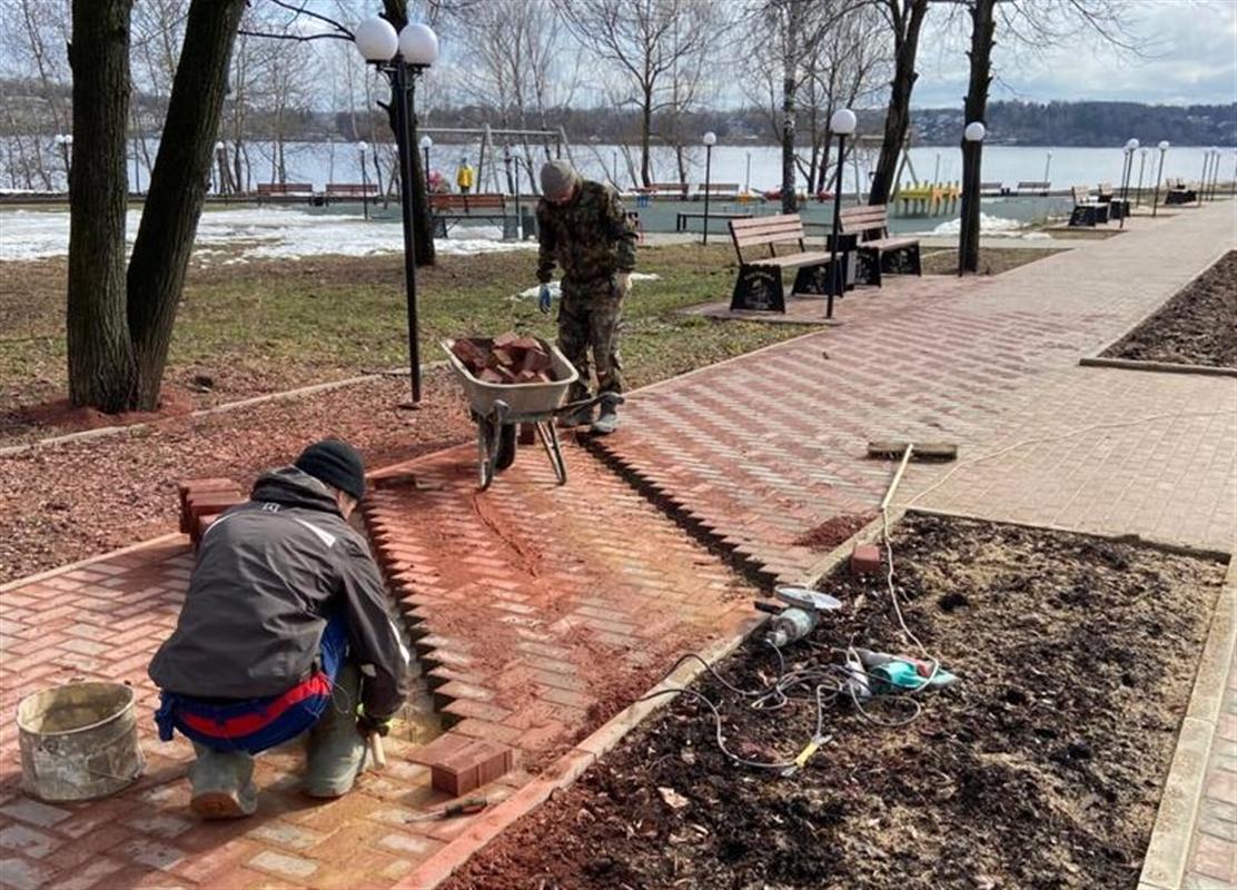 В парке на Чернигинской набережной восстанавливают плитку после зимы