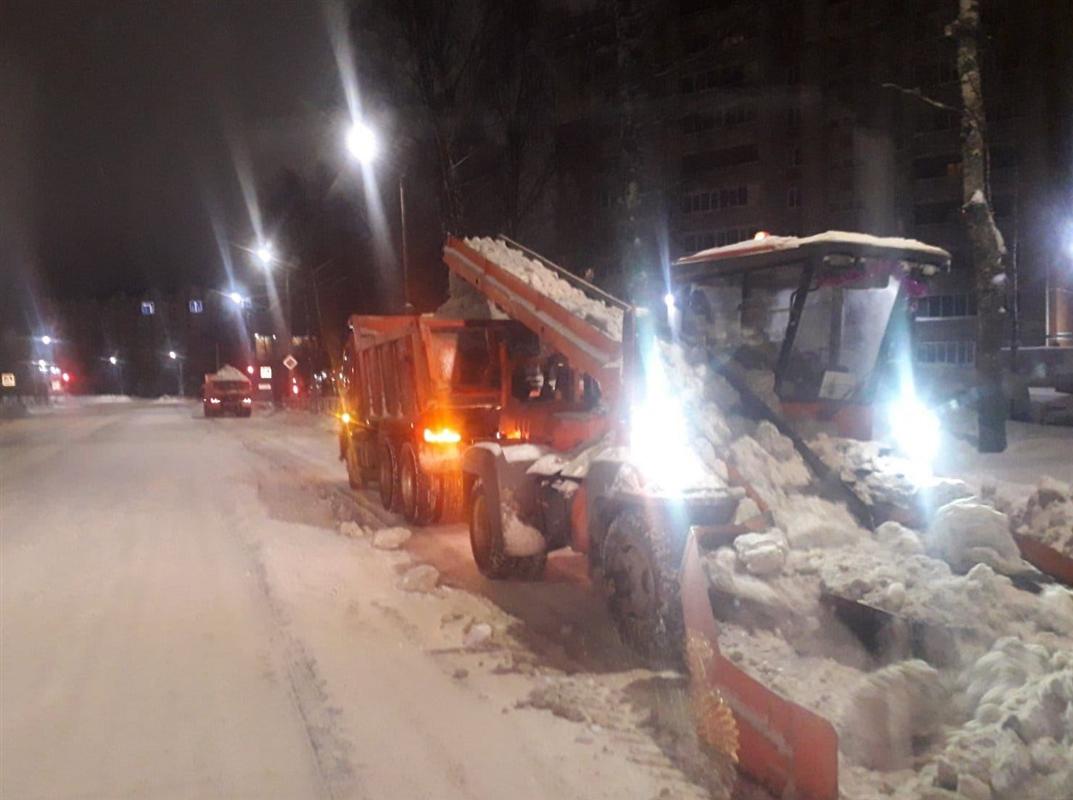 На уборку костромских улиц после снегопада выведена дополнительная техника
