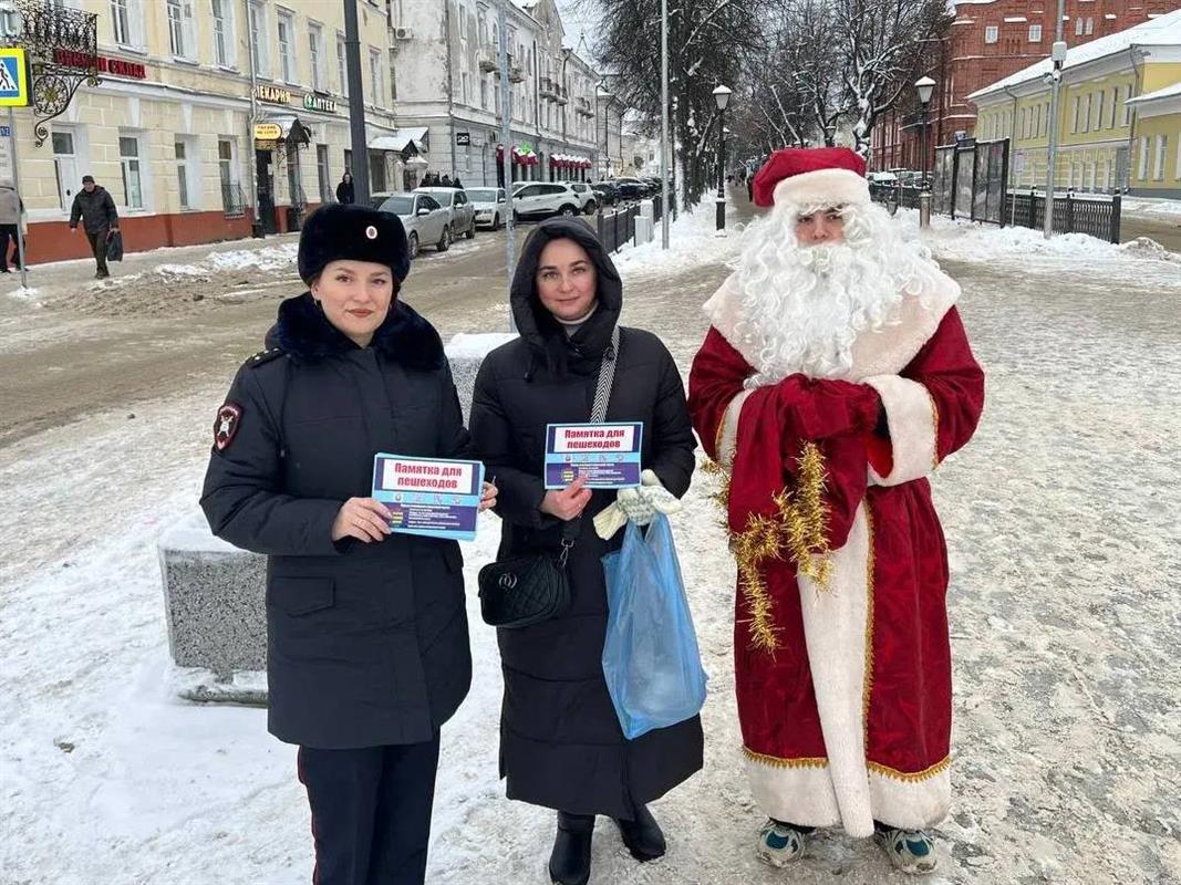 «Полицейский Дед Мороз» напомнил костромичам правила безопасности на дорогах