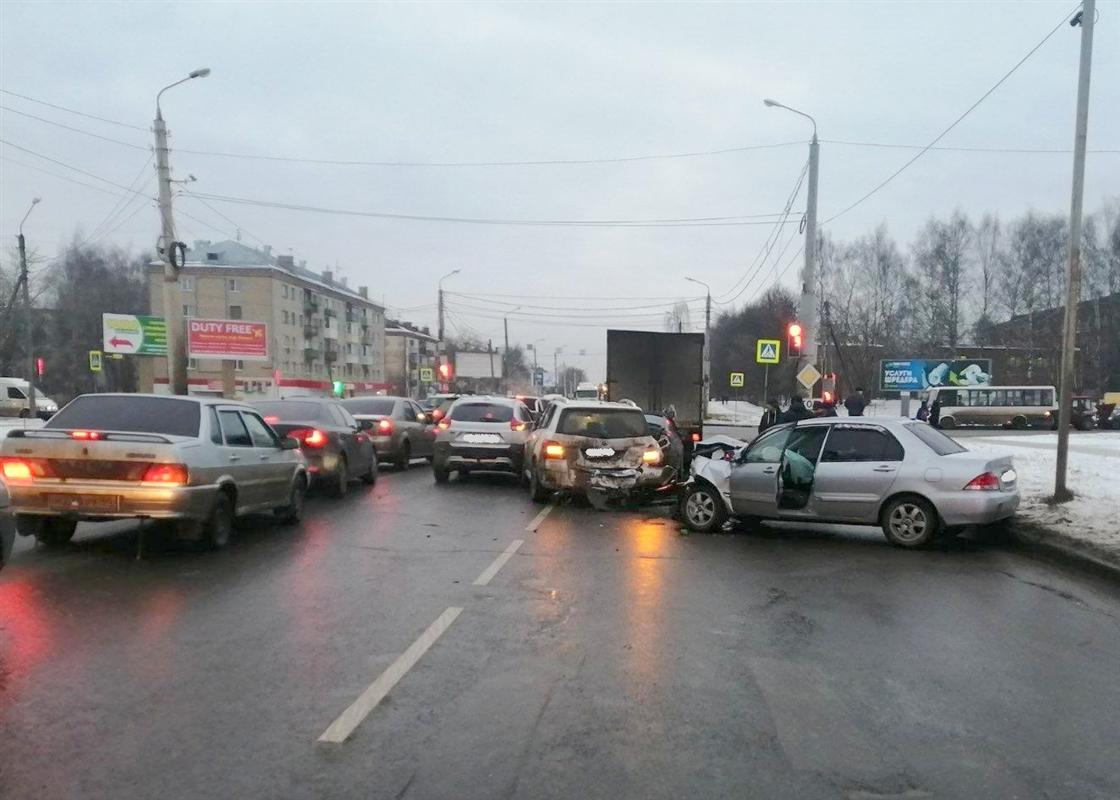 На Кинешемском шоссе произошло ДТП с пятью автомобилями