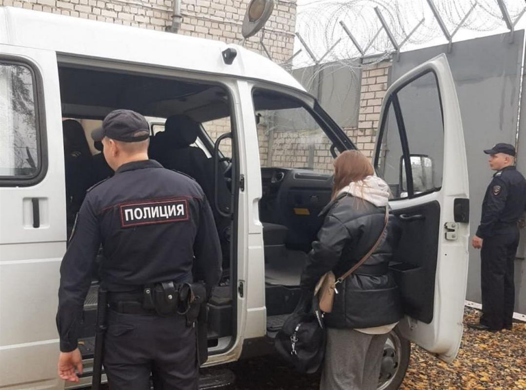 Костромские полицейские принудительно выслали за пределы России двоих мигрантов
