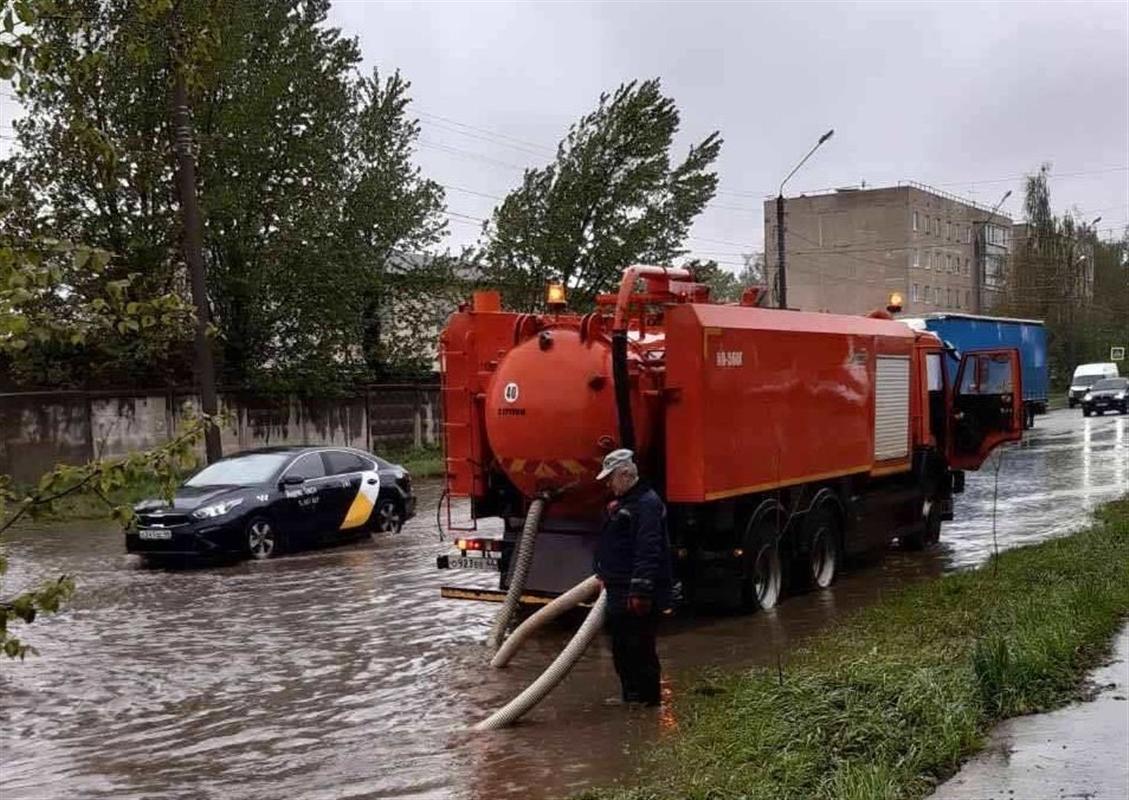 На улицах Костромы промывают ливневую канализацию