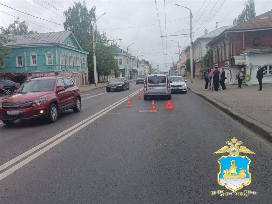 На главной улице Костромы сбили подростка, перебегавшего дорогу в неположенном месте