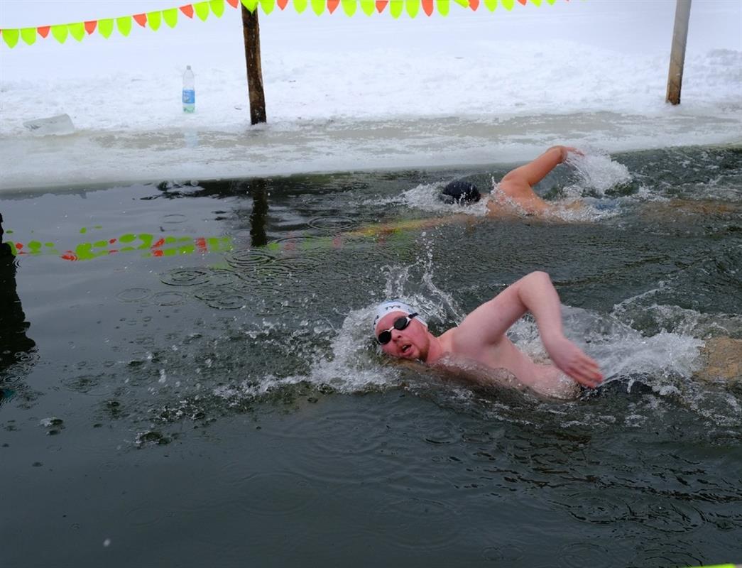 В Костроме прошли спортивные соревнования «моржей» «Ледяная гонка»