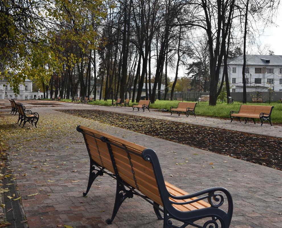 В Центральном парке Костромы расставляют скамейки и оформляют клумбы