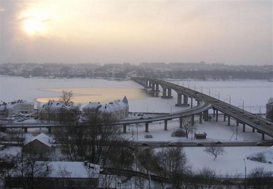 Мужчину в халате и тапочках задержали на мосту через Волгу в Костроме