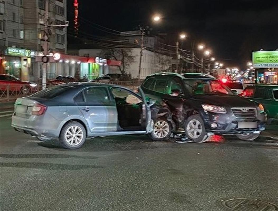 На перекрёстке в Костроме не смогли разъехаться две иномарки: пострадала пассажир