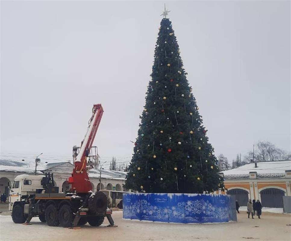 В центре Костромы убирают главную ёлку и новогодние арт-объекты 