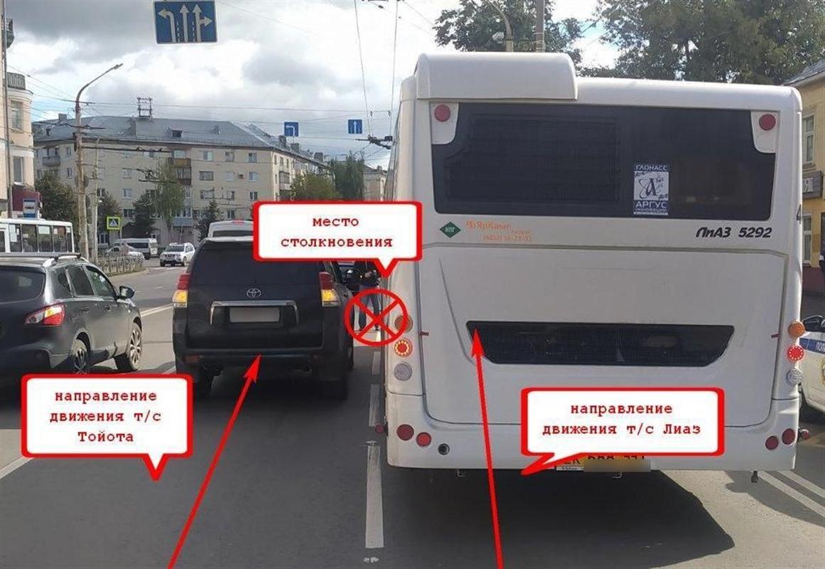 На главной улице Костромы не поделили дорогу автобус и иномарка