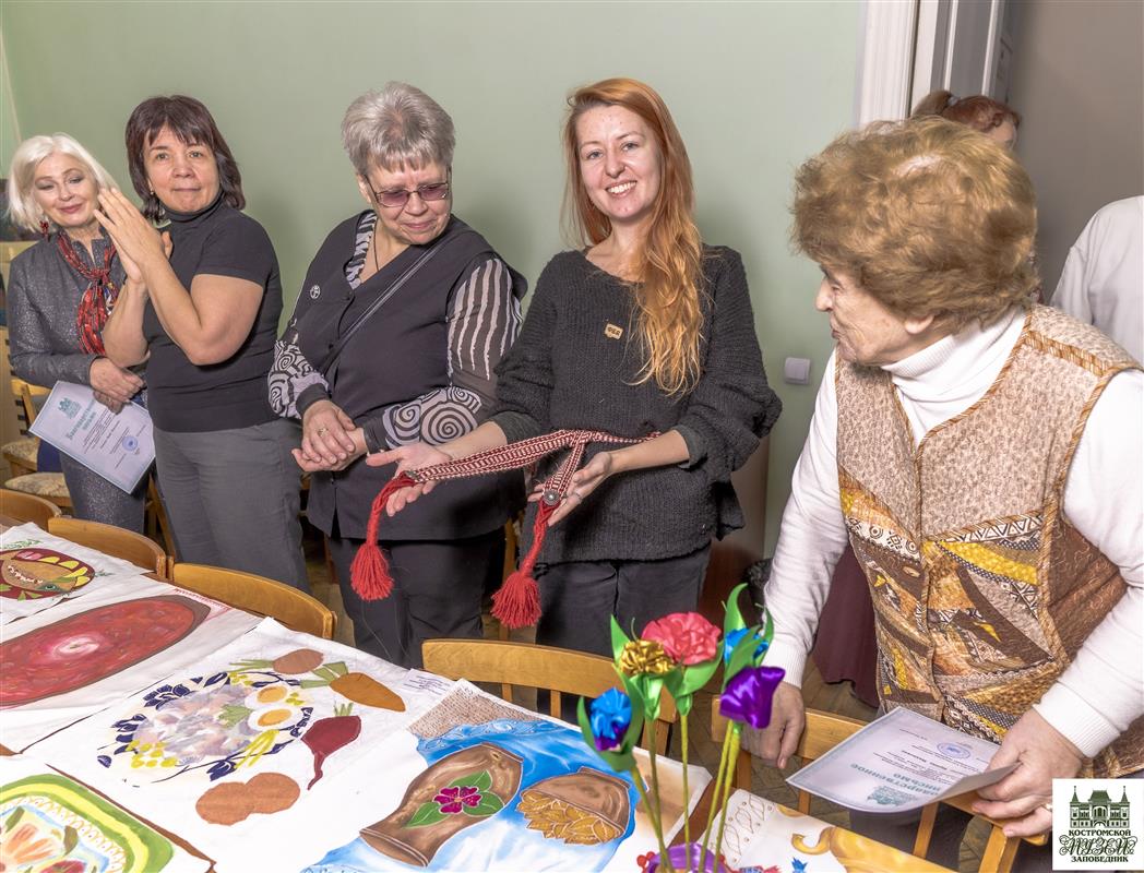 Костромские мастерицы создают «Скатерть-самобранку»