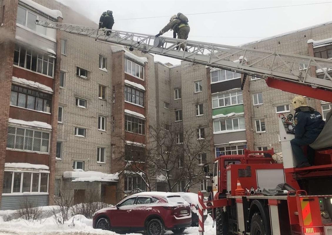 При пожаре в многоквартирном доме в Костроме госпитализировали двоих жильцов