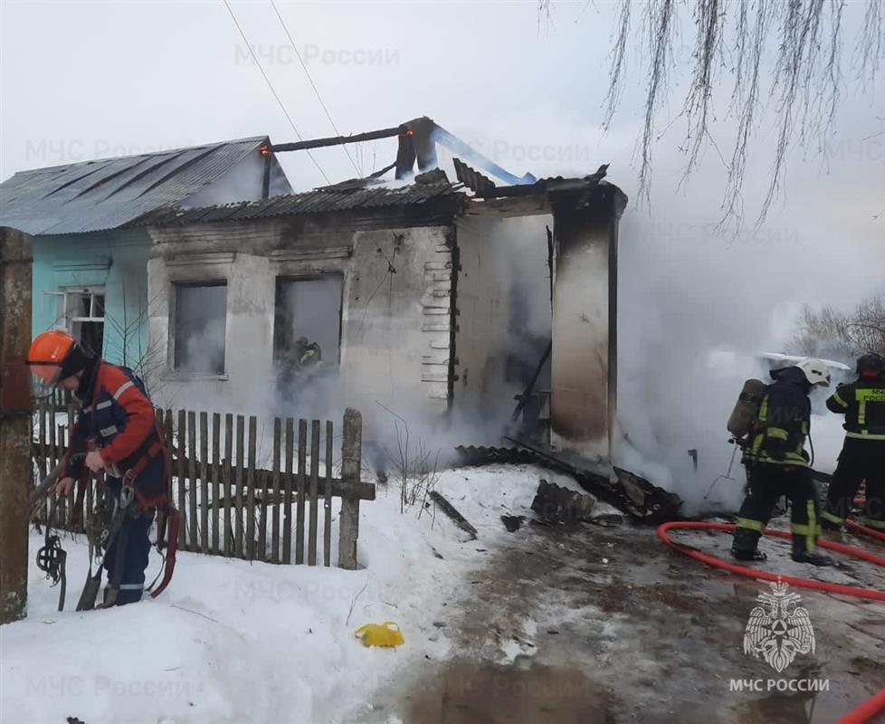 В Костромской области из-за детской шалости сгорел 2-квартирный жилой дом 