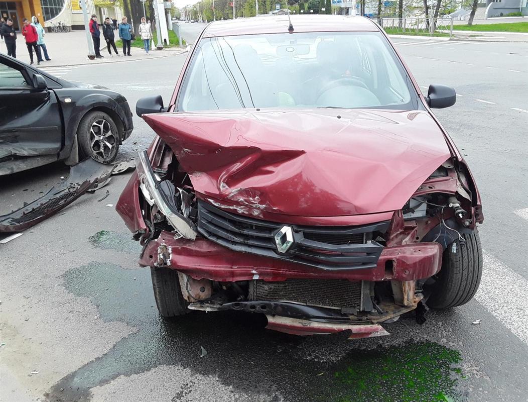 Двое детей пострадали в автоаварии на оживленном костромском перекрестке
