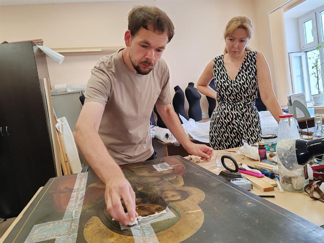 Московские студенты восстанавливают иконы в Костромском музее-заповеднике

