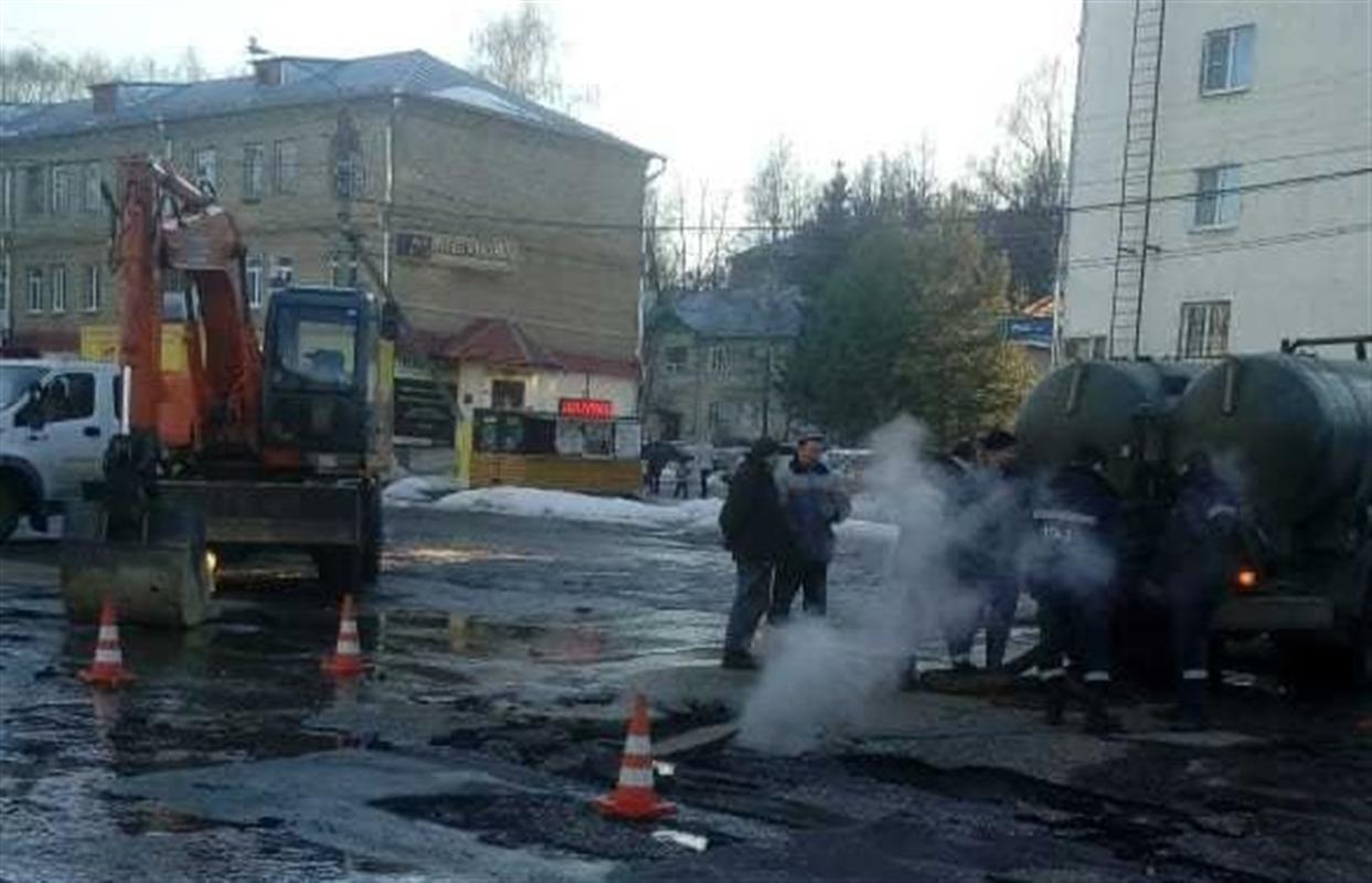 Бригады ТГК-2 устраняют повреждение тепловой сети в районе площади Конституции