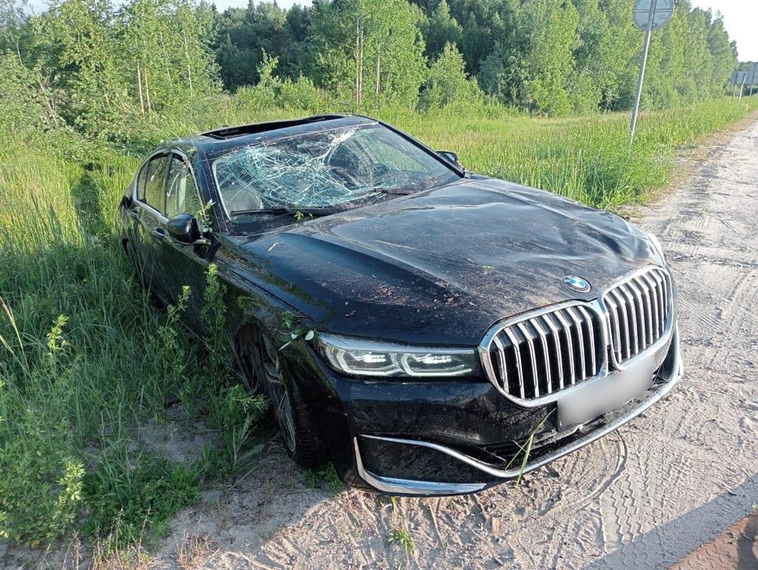 Иномарка съехала с костромской трассы и опрокинулась
