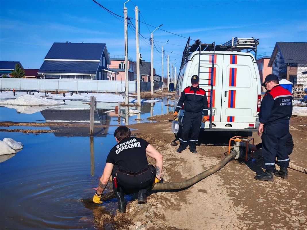Костромские службы ведут усиленную борьбу с талыми водами в посёлке Первом
