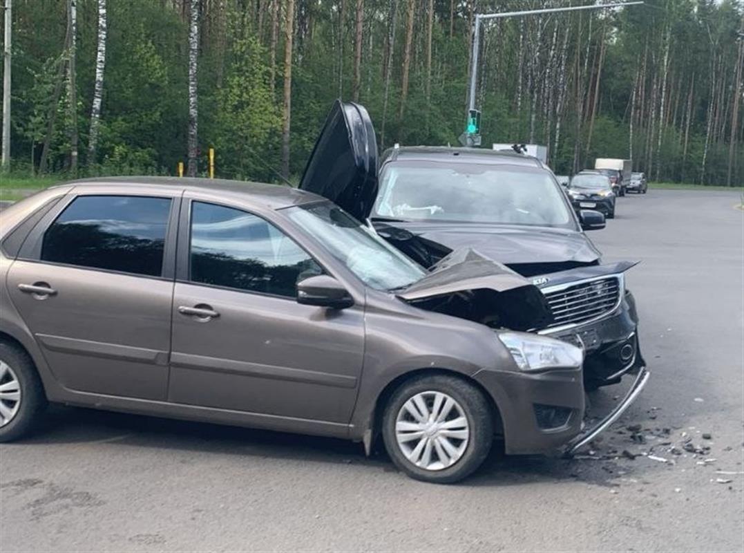 В ДТП с иномарками на костромском перекрёстке пострадал ребёнок

