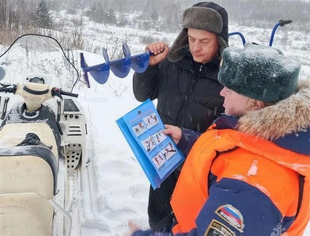 Инспекторы ГИМС проверяют места массового выхода костромичей на лёд