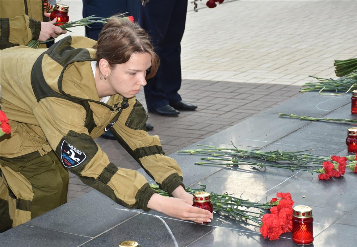 «Пока живем - помним»: костромичи зажгли «свечи памяти» 