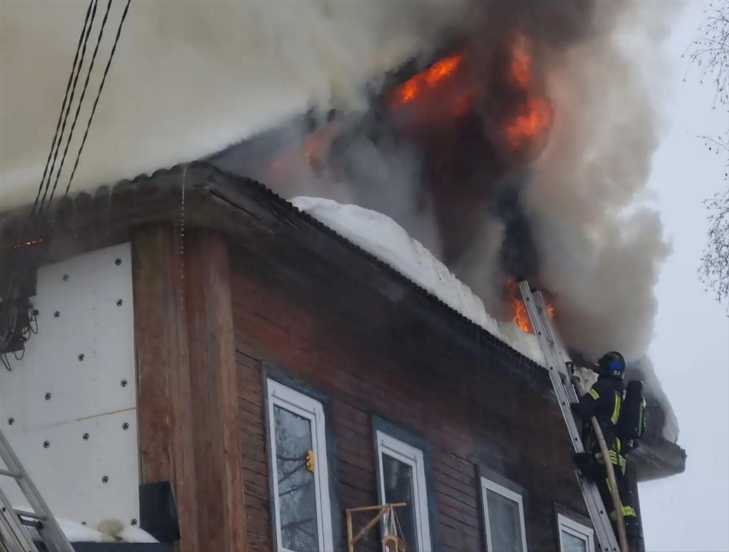 Костромские пожарные потушили загоревшийся жилой дом на 5-м Давыдовском проезде