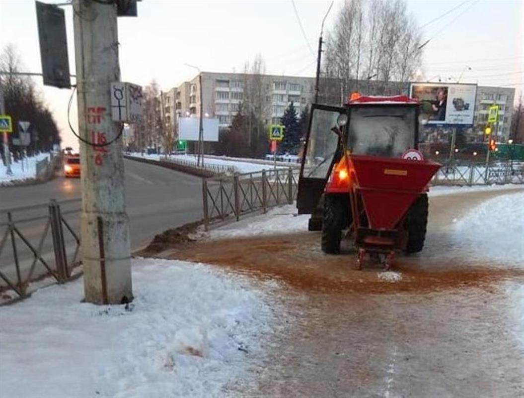 Дороги и тротуары на улицах Костромы чистят от снега и обрабатывают от наледи